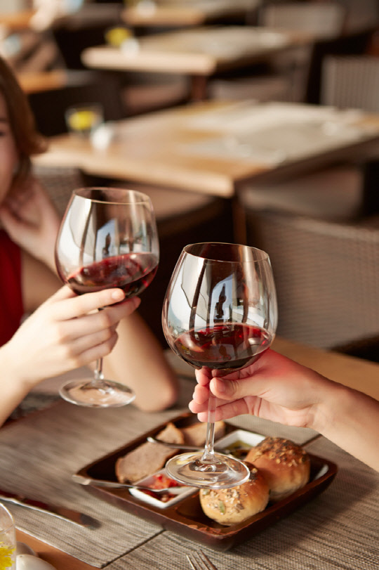 오크우드 프리미어 코엑스센터가 여성 취향의 이탈리아 요리를 주제로 한 '오크바인 펠리체(Felice)' 뷔페 프로모션을 선보인다. 오크레스토랑에서 내놓는 이번 프로모션은 이탈리아 풍미를 진하게 느낄 수 있는 메뉴가 주종을 이룬다. 인기 메뉴인 대게와 피자섹션도 준비돼 다양한 입맛을 충족시킨다. 3월 15일부터 6월 16일까지 월~토, 오후 6시부터 9시까지 운영한다. 가격은 4만 5000원(부가세 포함, 이하 동일)이다. 오크우드 프리미어 코엑스센터 제공